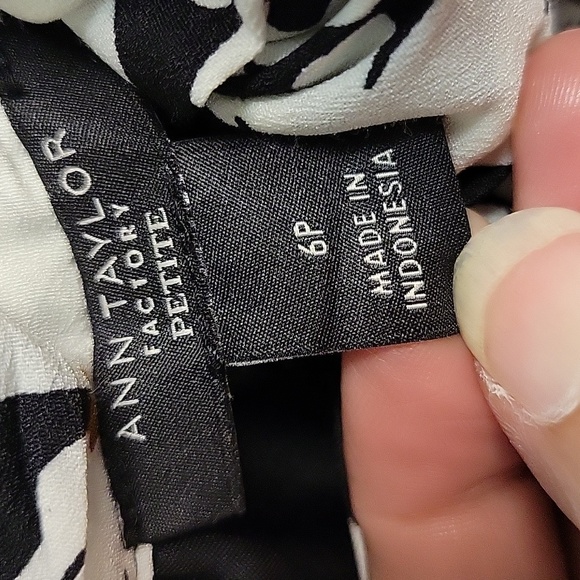 Ann Taylor women's  floral, lined mini...size 6P - Picture 9 of 11